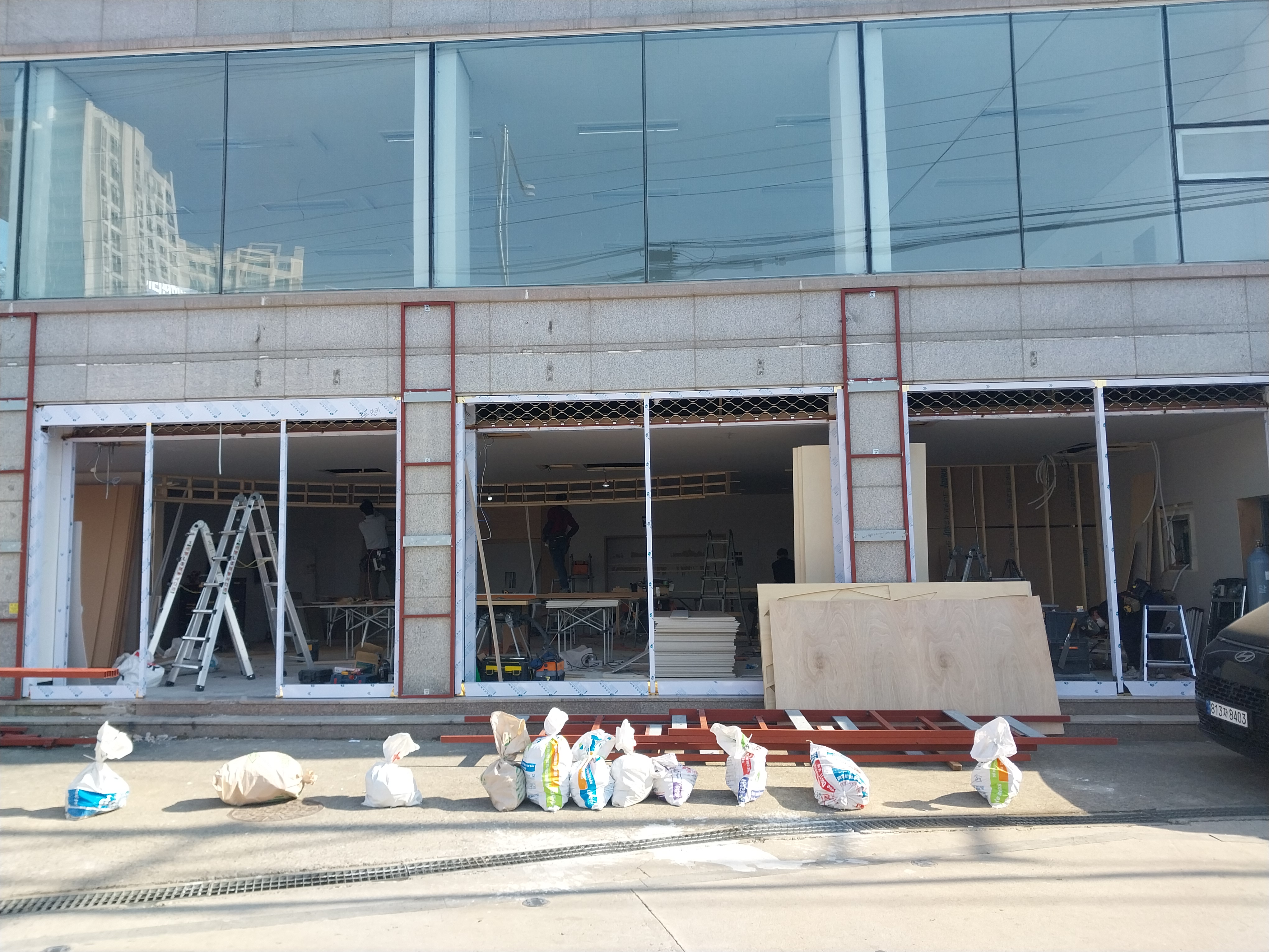 외부 전면 공사 진행